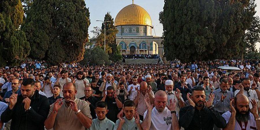 عشرات الآلاف يؤدون صلاة عيد الأضحى في المسجد الأقصى المبارك