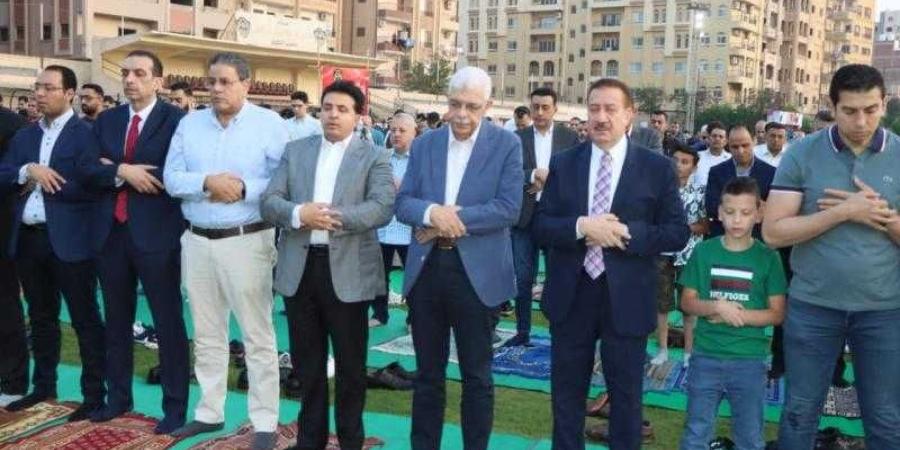 رئيس جامعة المنوفية يؤدي شعائر صلاة عيد الأضحى وسط أهالي المحافظة بنادى جمهورية شبين
