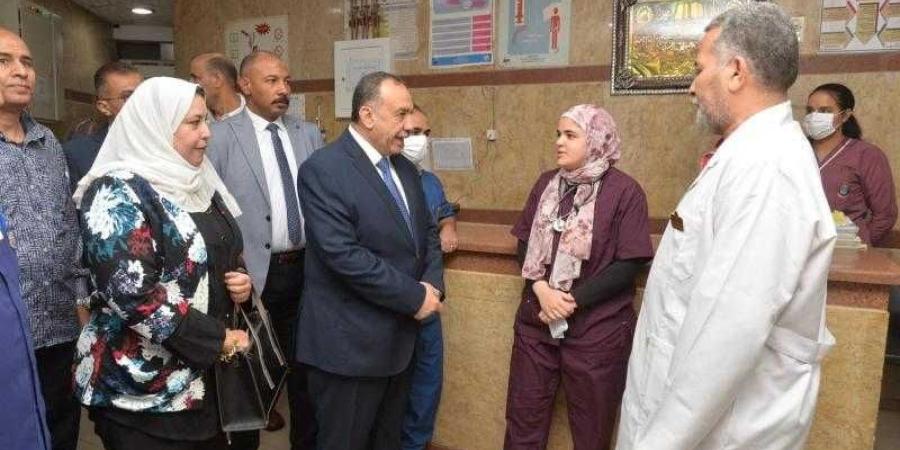 محافظ أسيوط يزور المستشفيات لتهنئة المرضى بعيد الأضحى ويوزع الهدايا العينية